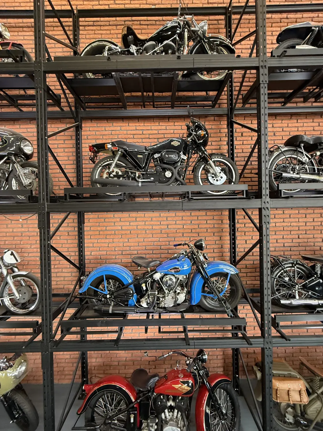 Motocicletas clásicas en una estructura de acero y ladrillo